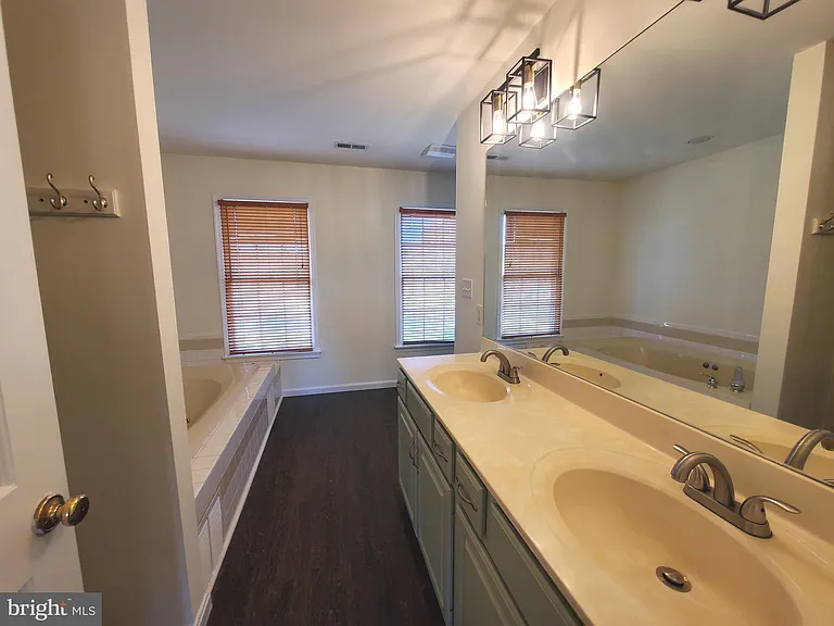 614 E Pebworth Rd — Photo 28