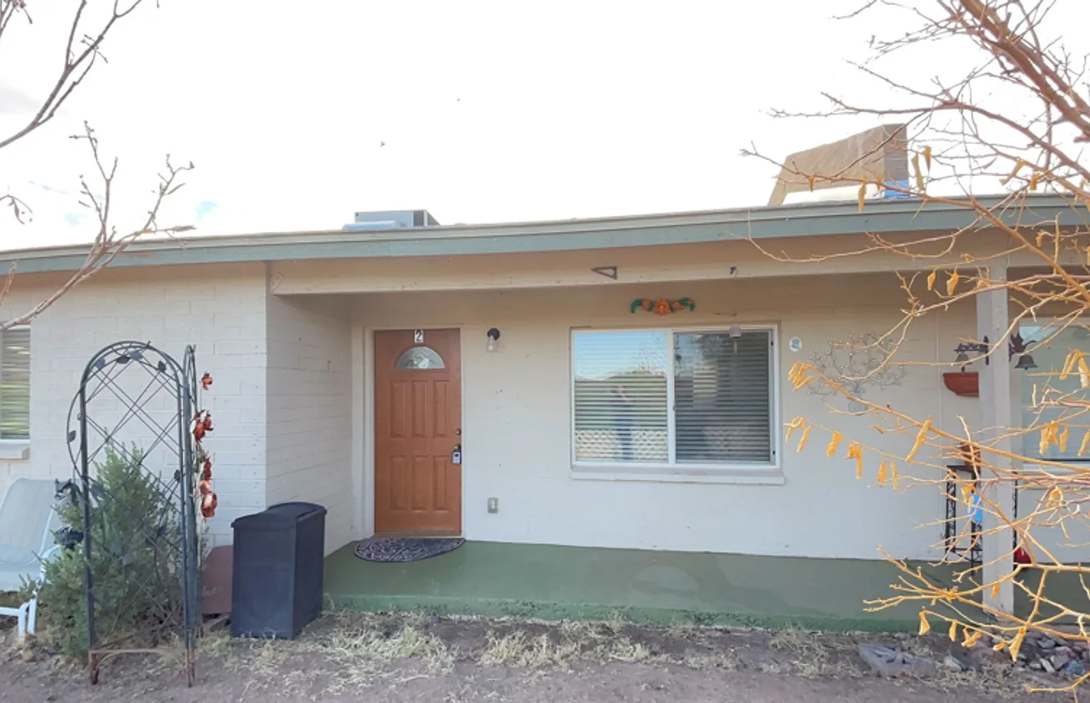 Charming 2 bedroom unit in a great location — Photo 1