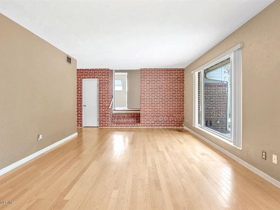4th image of 922 Brookmont Ave E