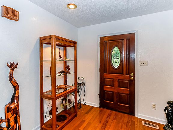 2nd image of 1917 Chesterfield Dr