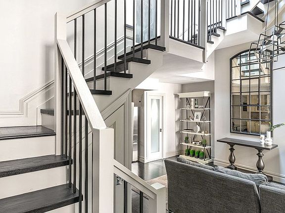 4th image of 55 W 76th St