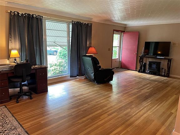 2nd image of 1075 Wanda Dr