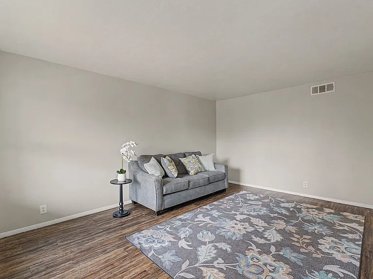 Charl Ann Apartments — Photo 7