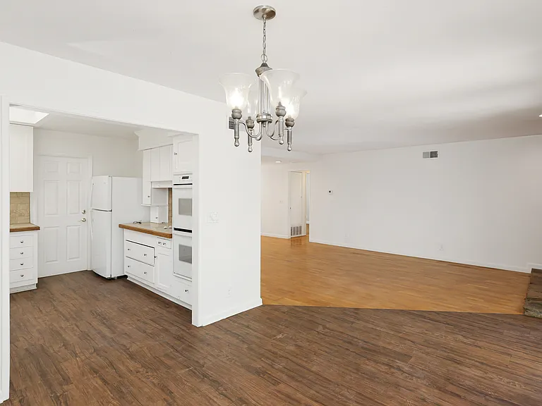 352 S Pine St — Photo 13