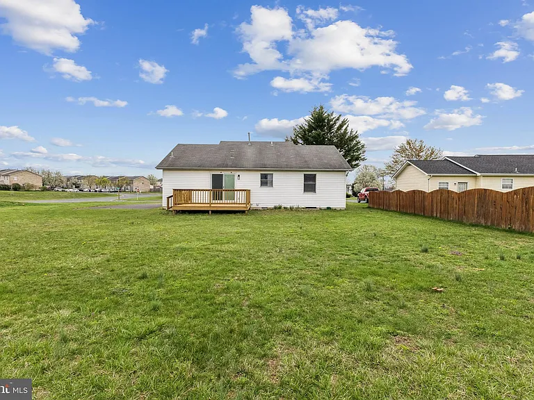 100 Heathrow Ln — Photo 23