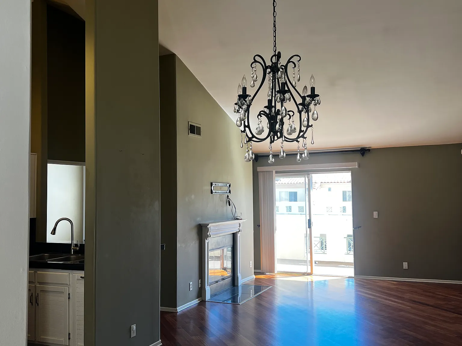 3 bed, 1280 sqft, $3,900 — Photo 3