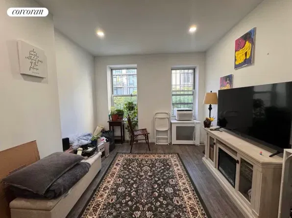 359 W 52nd St #4, New York, NY 10019