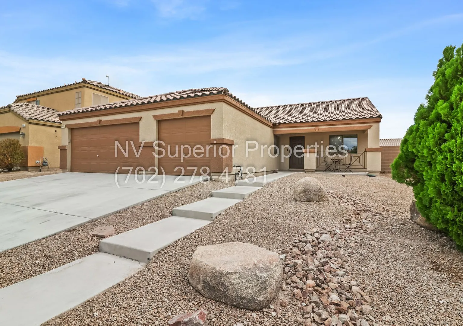 Single Story! Solar Panels! Three Car Garage!! No Carpet! — Photo 2
