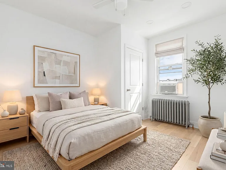 5461 W Berks St — Photo 13