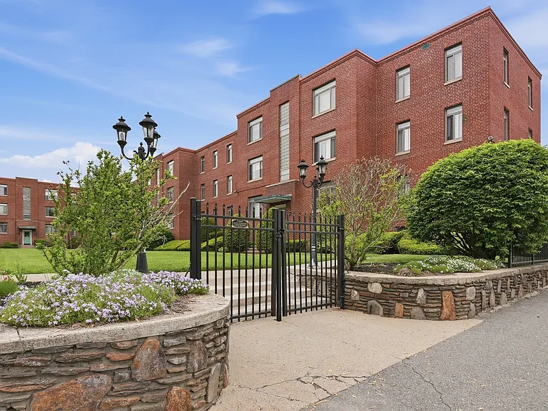 20 Ashland St #3L — Photo 22