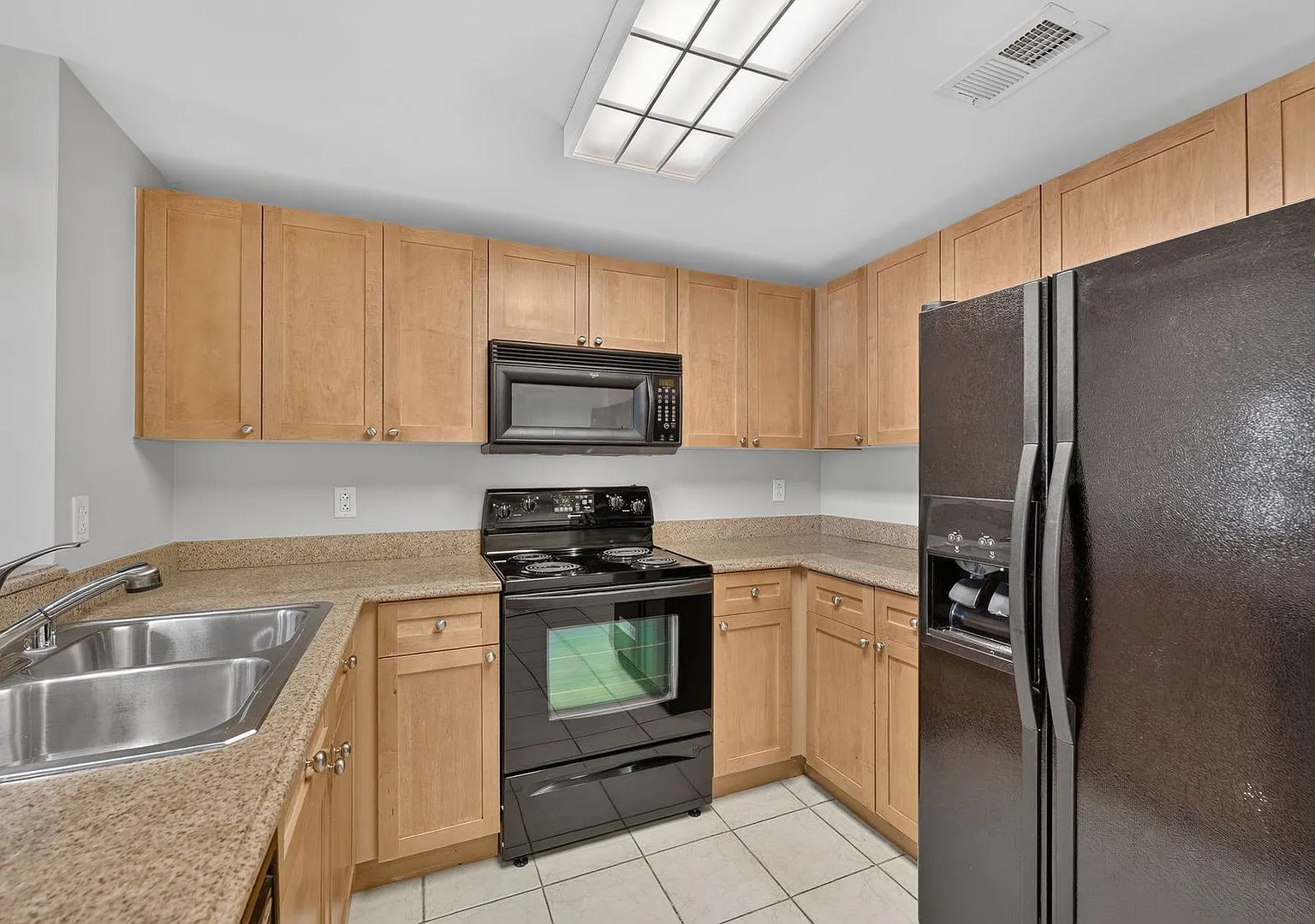 Prime DC Living: Executive 2BD/2BA Apartment in Chinatown/Gallery Place — Photo 4