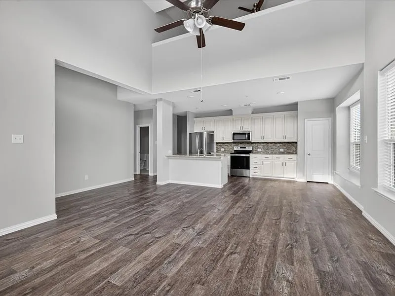 4 bed, 2010 sqft, $2,495 — Photo 4