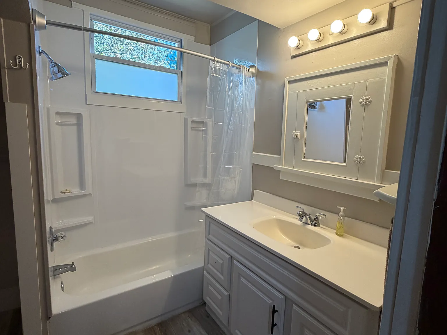 1 bed, 780 sqft, $1,350 — Photo 4