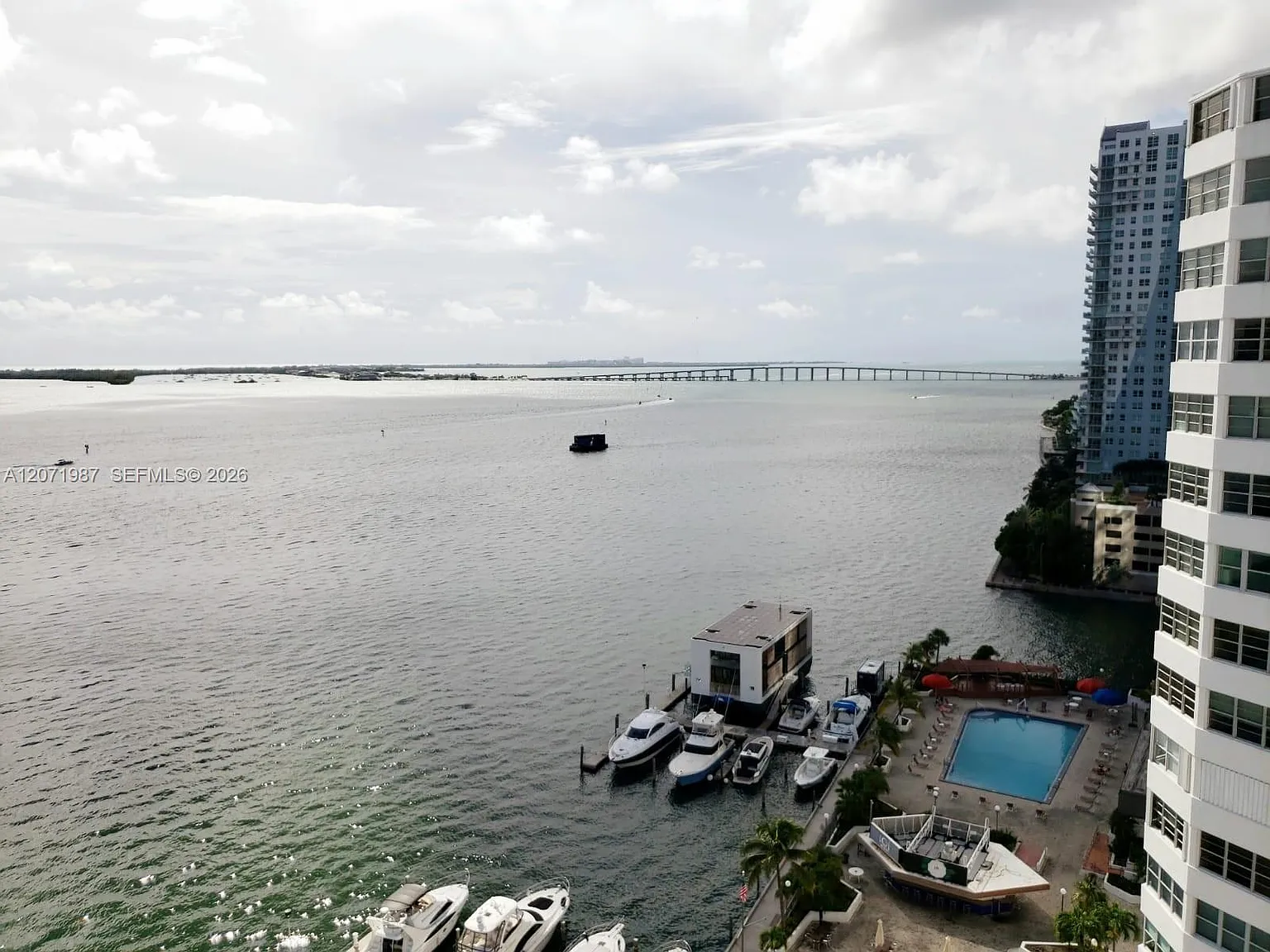 Four Ambassadors Condo Ph — Photo 2