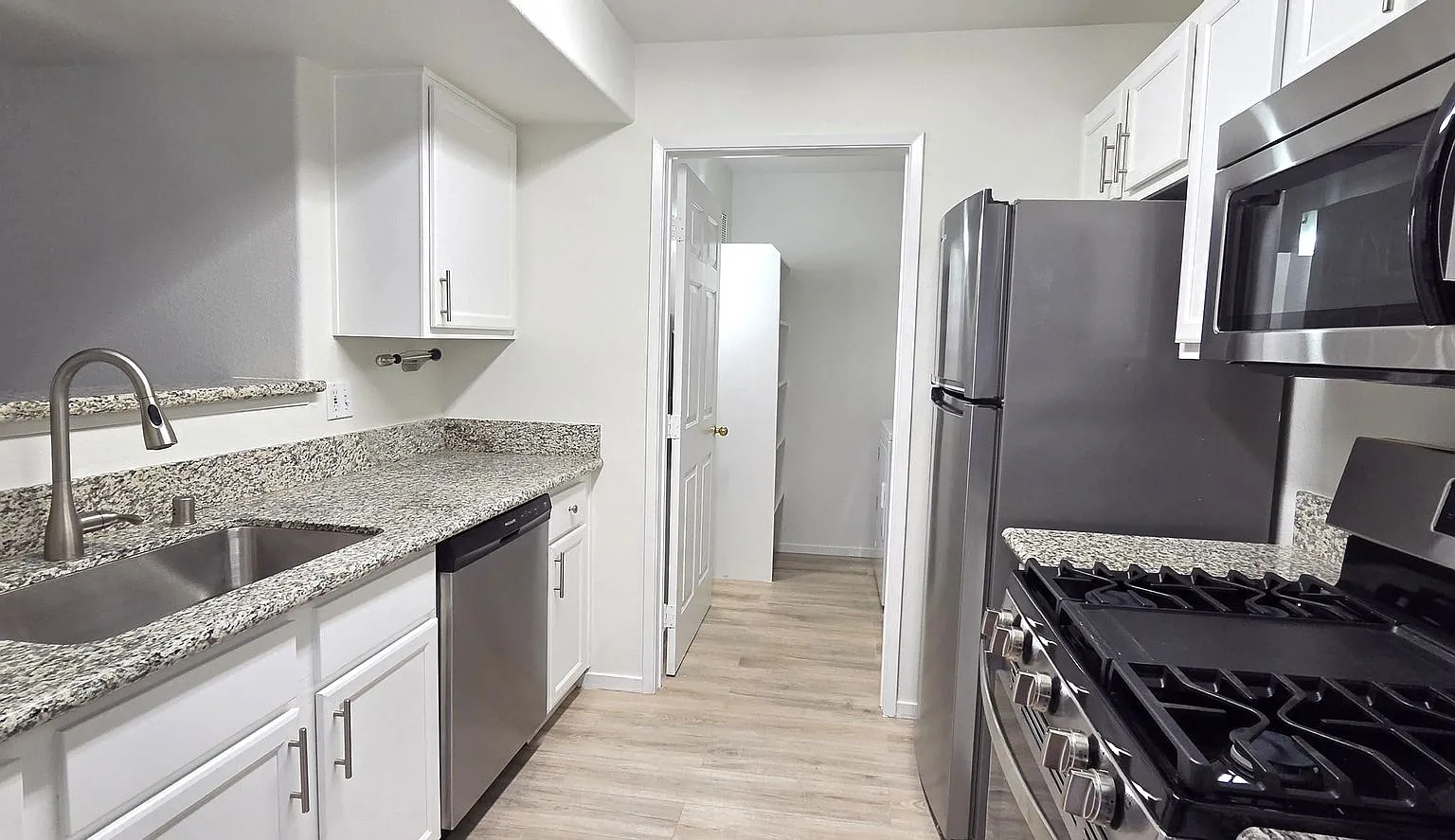Rare 2nd Floor 3 Bedroom Condo In The Heart Of Seven Hills In Gated Horizons @ Seven Hills — Photo 2
