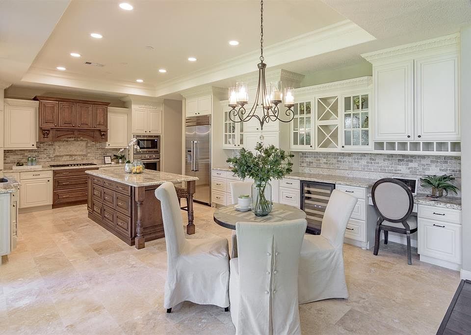 2nd image of 14 W Beckonvale Cir