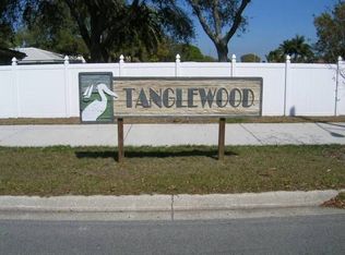 6264 Tanglewood Dr NE, Saint Petersburg, FL 33702