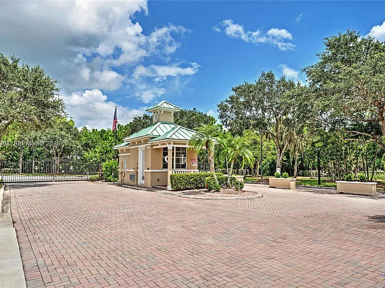 3781 NW Willow Creek Dr — Photo 33