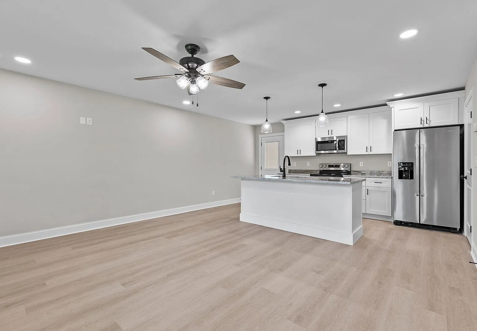 3 bed, 2.0 bath, 1412 sqft, $1,595 — Photo 2