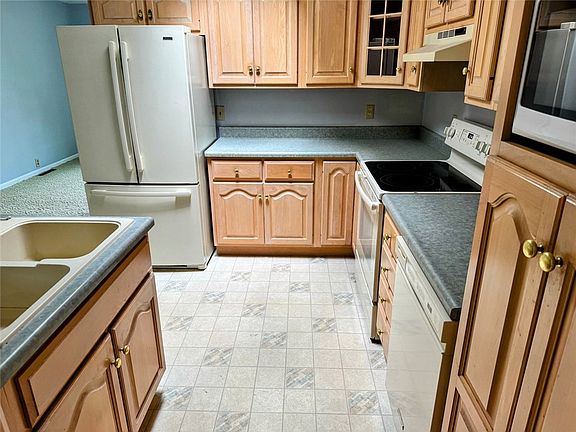 5th image of 905 E Harrison St