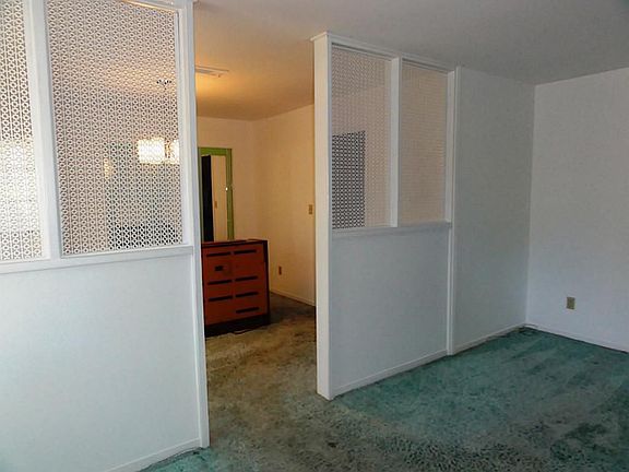 3rd image of 207 Whispering Oaks Dr