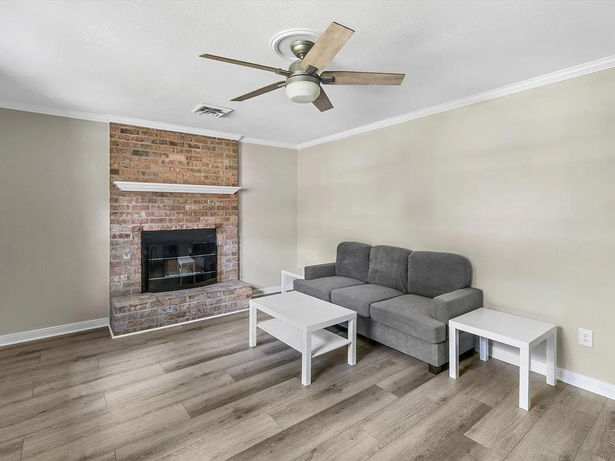 5 bed, 2183 sqft, $5,200 — Photo 2