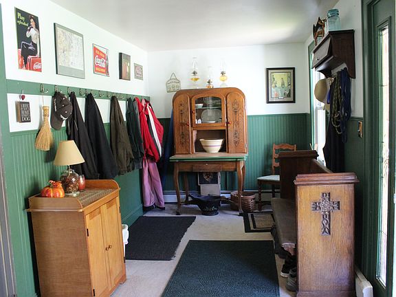 Entryway/mudroom
