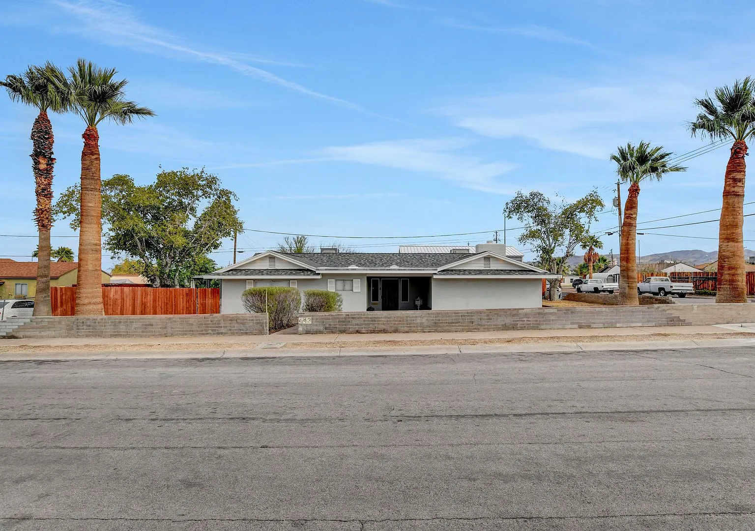Unique Single Family Home! - No Hoa, Car Lift, Rv Parking And Nice Backyard — Photo 2