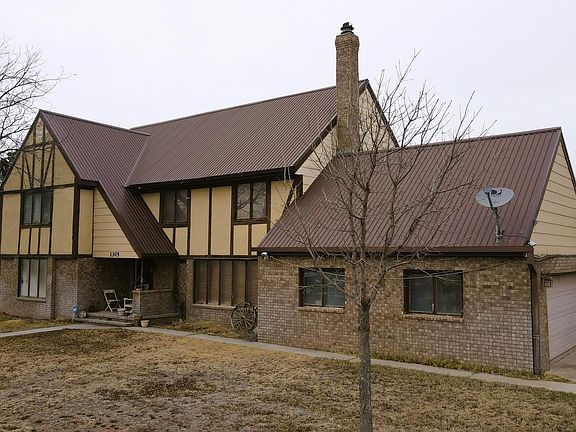 3rd image of 1305 W Dakota Rd