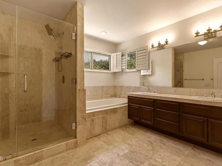 664 S Mansfield Ave — Photo 14