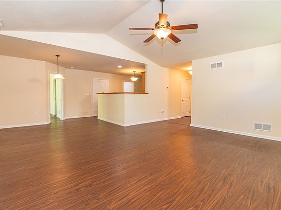 4th image of 420 Chestnut Ln
