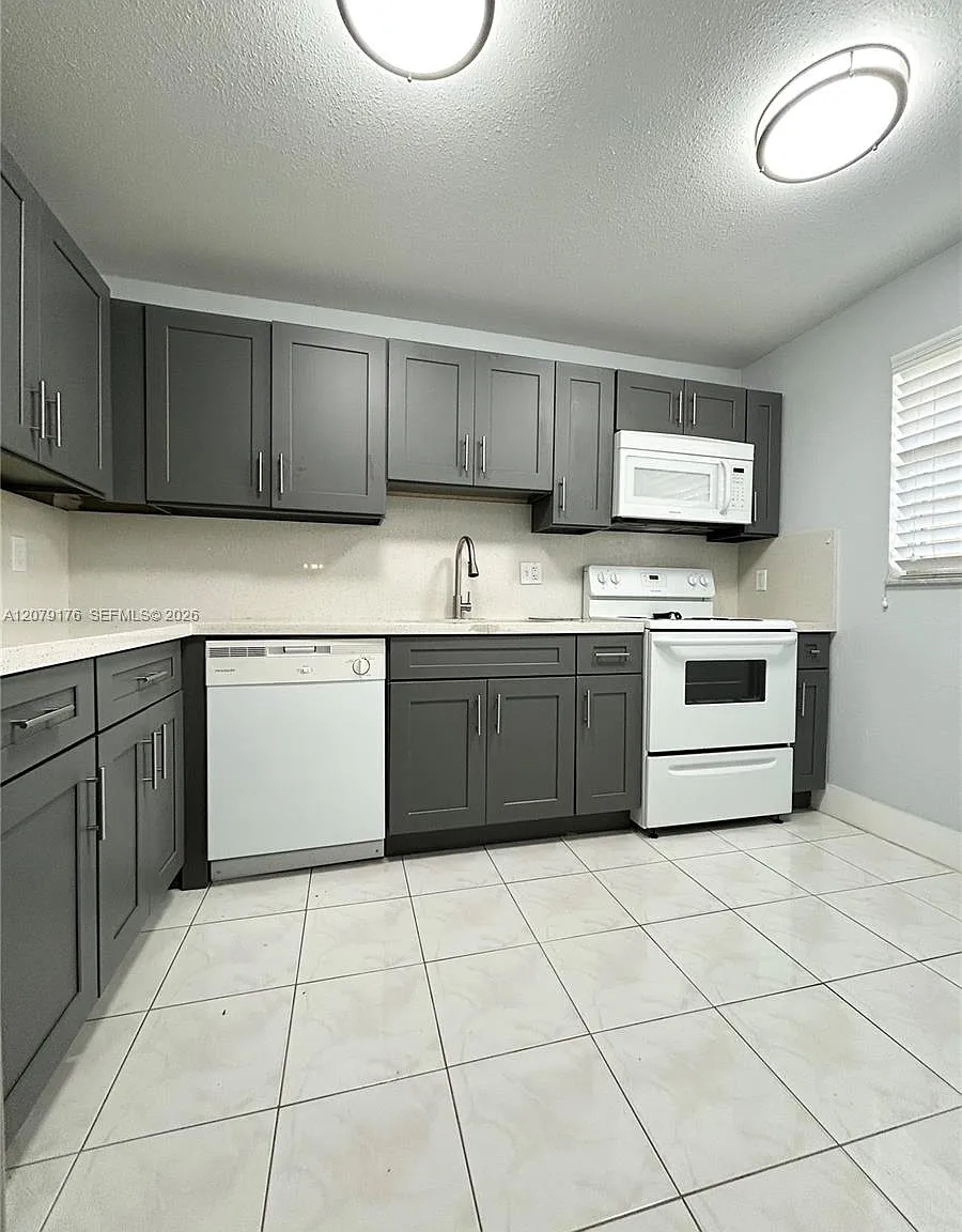 Foxcroft Apts Inc Condo — Photo 2