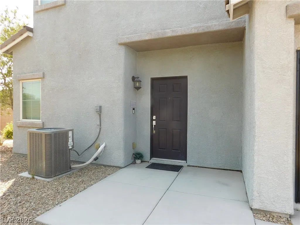 3 bed, 3.0 bath, 1772 sqft, $1,900 — Photo 1