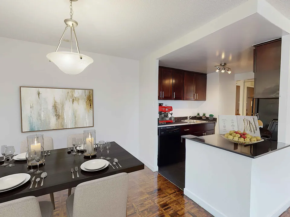 424 Yonge St