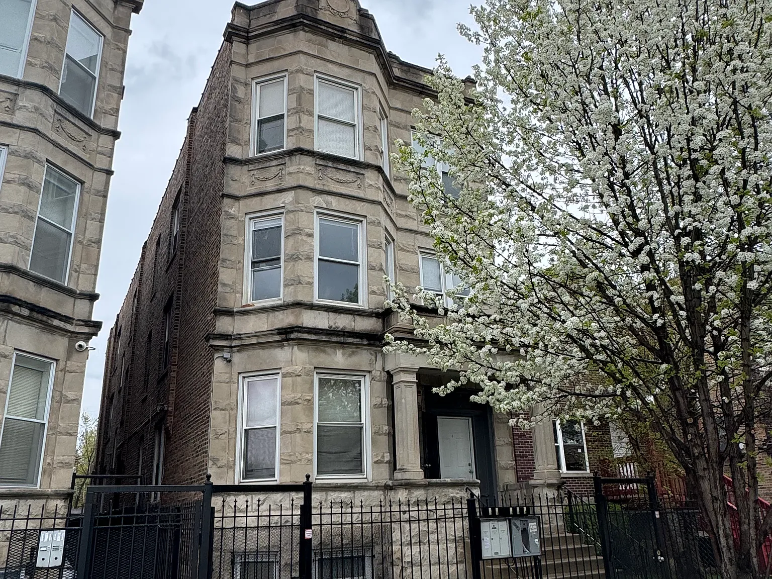 2 bed, 1000 sqft, $1,600 — Photo 1