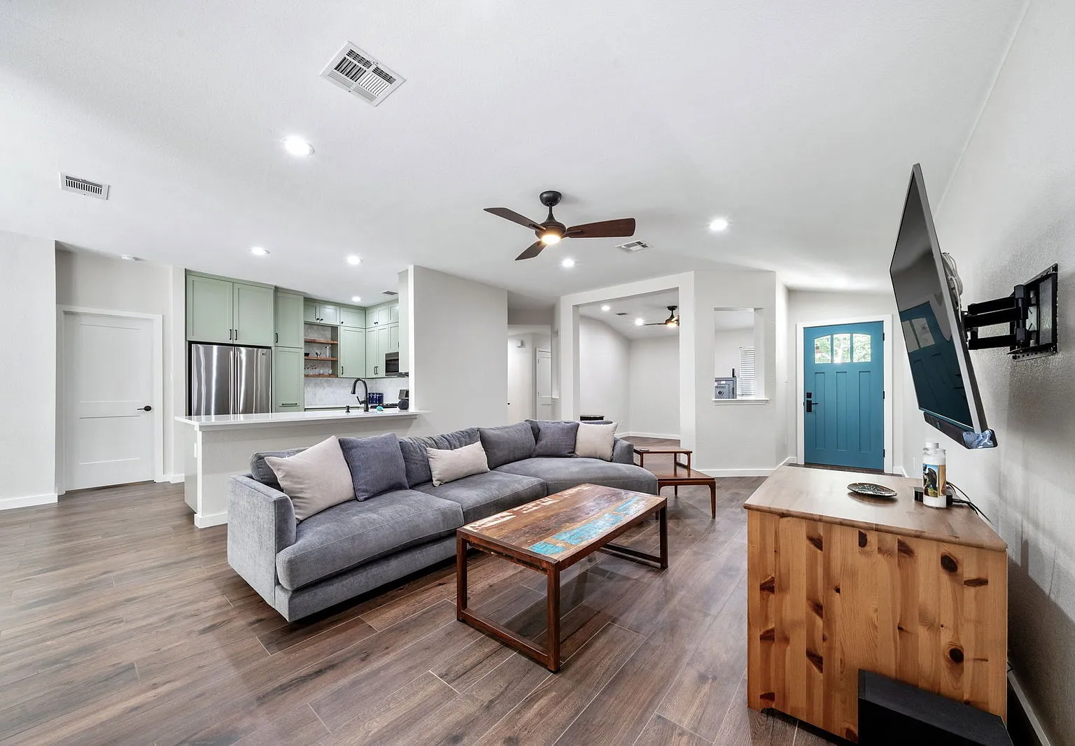 3 bed, 2.0 bath, 1695 sqft, $2,700 — Photo 1
