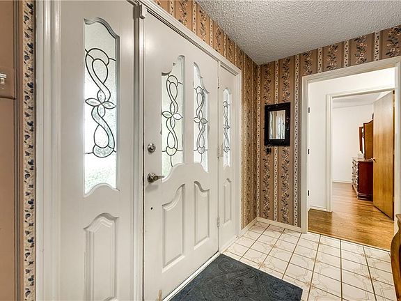 3rd image of 726 Villa Creek Dr