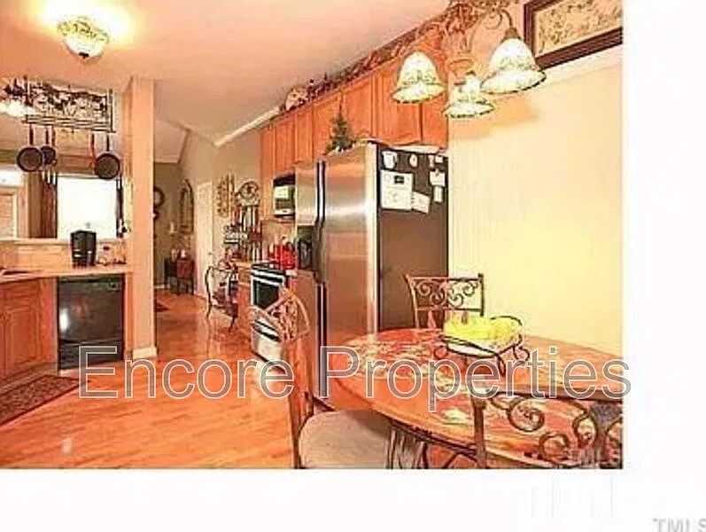 3 bed, 2.5 bath, 2500 sqft, $2,400 — Photo 2