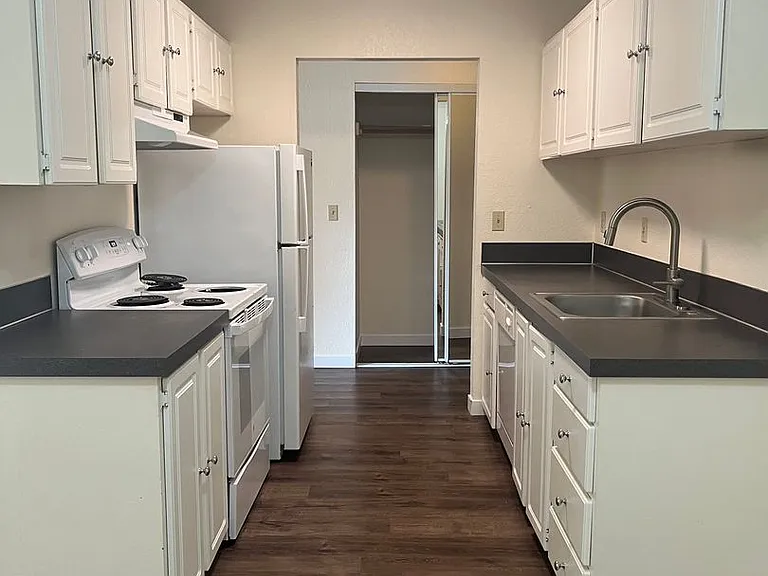 Windinbrook- North Seattle Spacious Studio — Photo 3