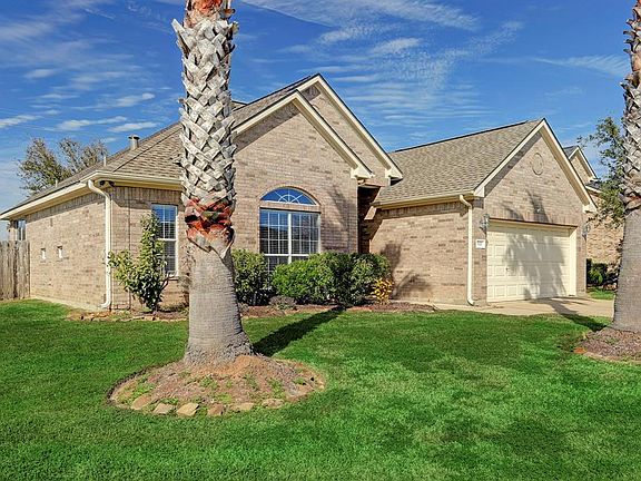 LARGE CORNER FRONT YARD WITH PALMS.