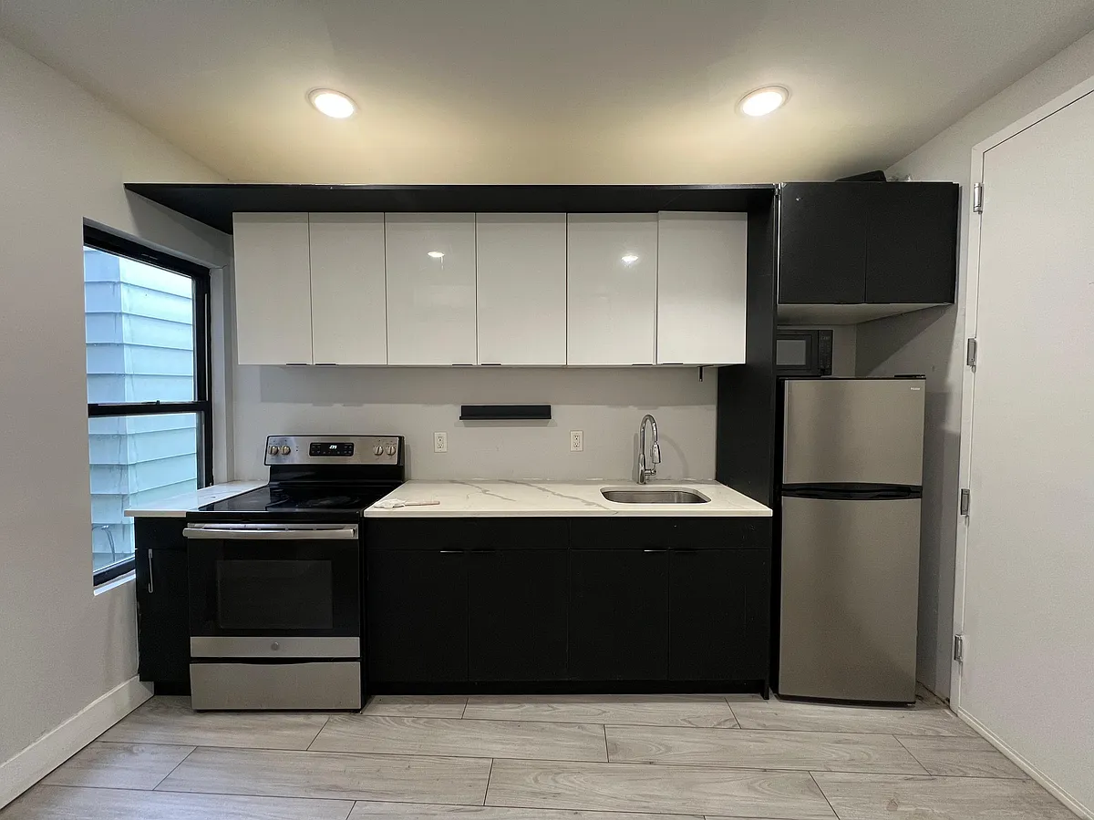 Building Photo - 1020 Westside Ave #2B