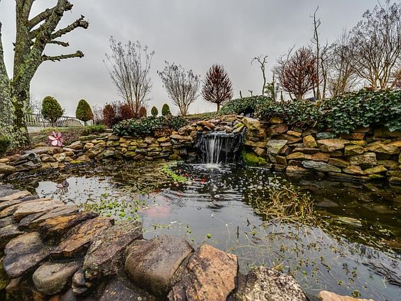 4th image of 489 Brookdale Dr