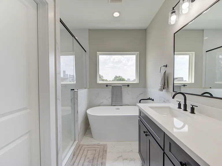 2418 Everett St — Photo 20