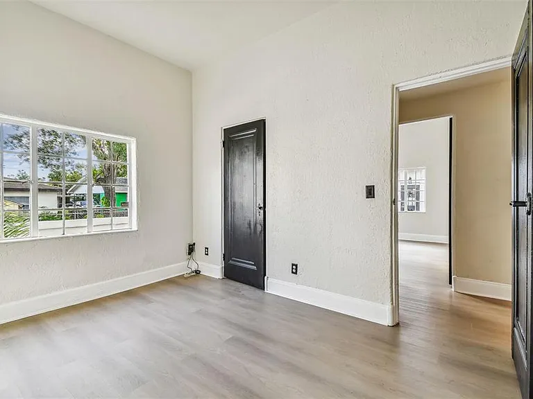 2102 W La Salle St — Photo 31