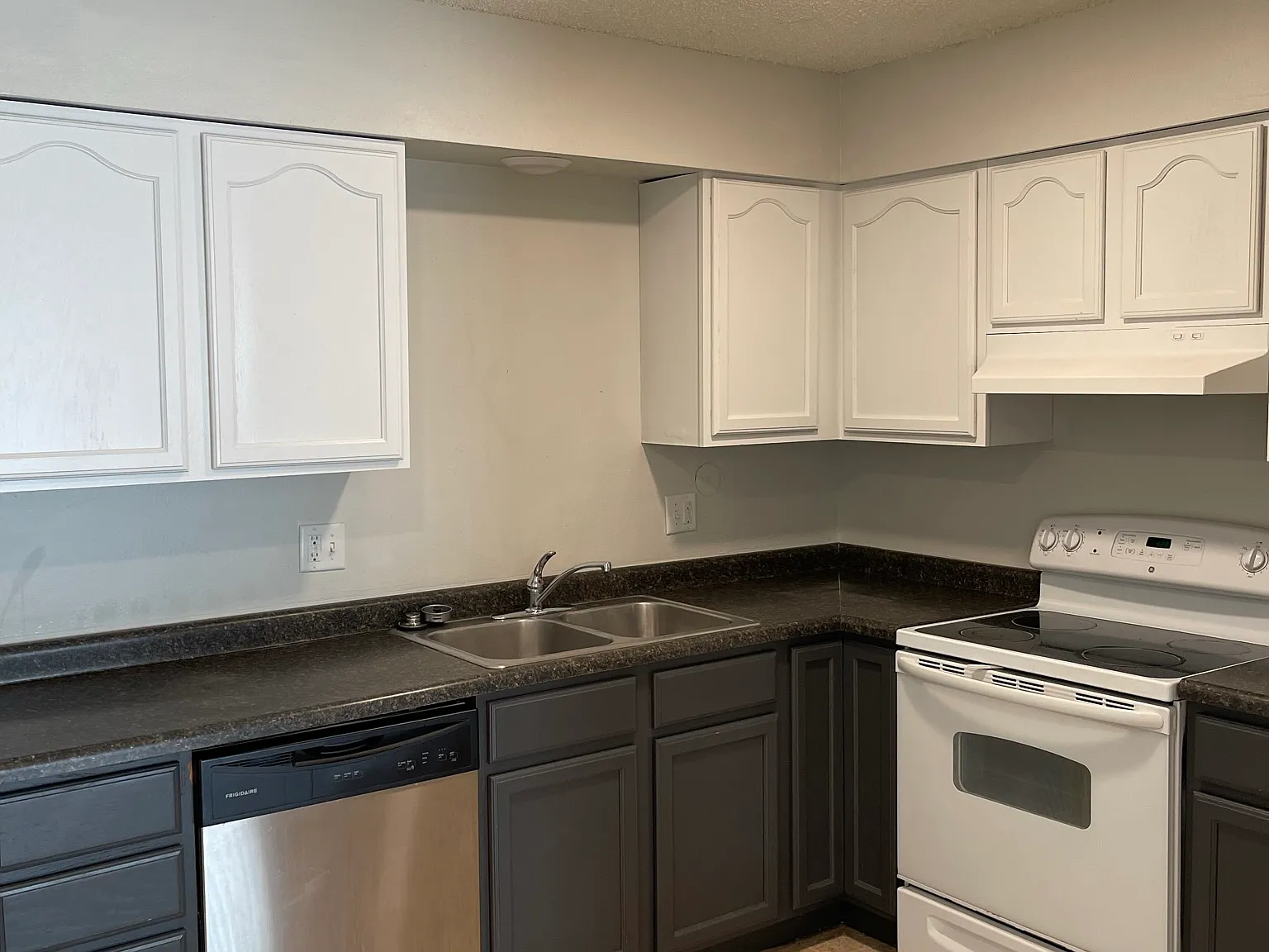 3 bed, 1.5 bath, $1,588 — Photo 3