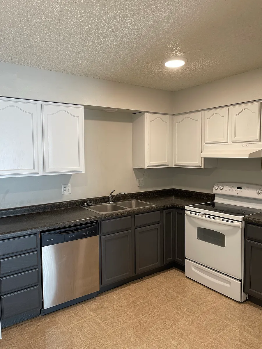 Building Photo - 923 E College St #2S