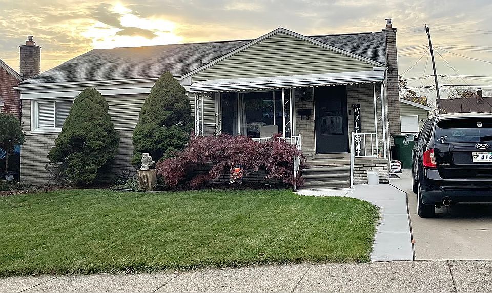 2nd image of 15080 Cameron St