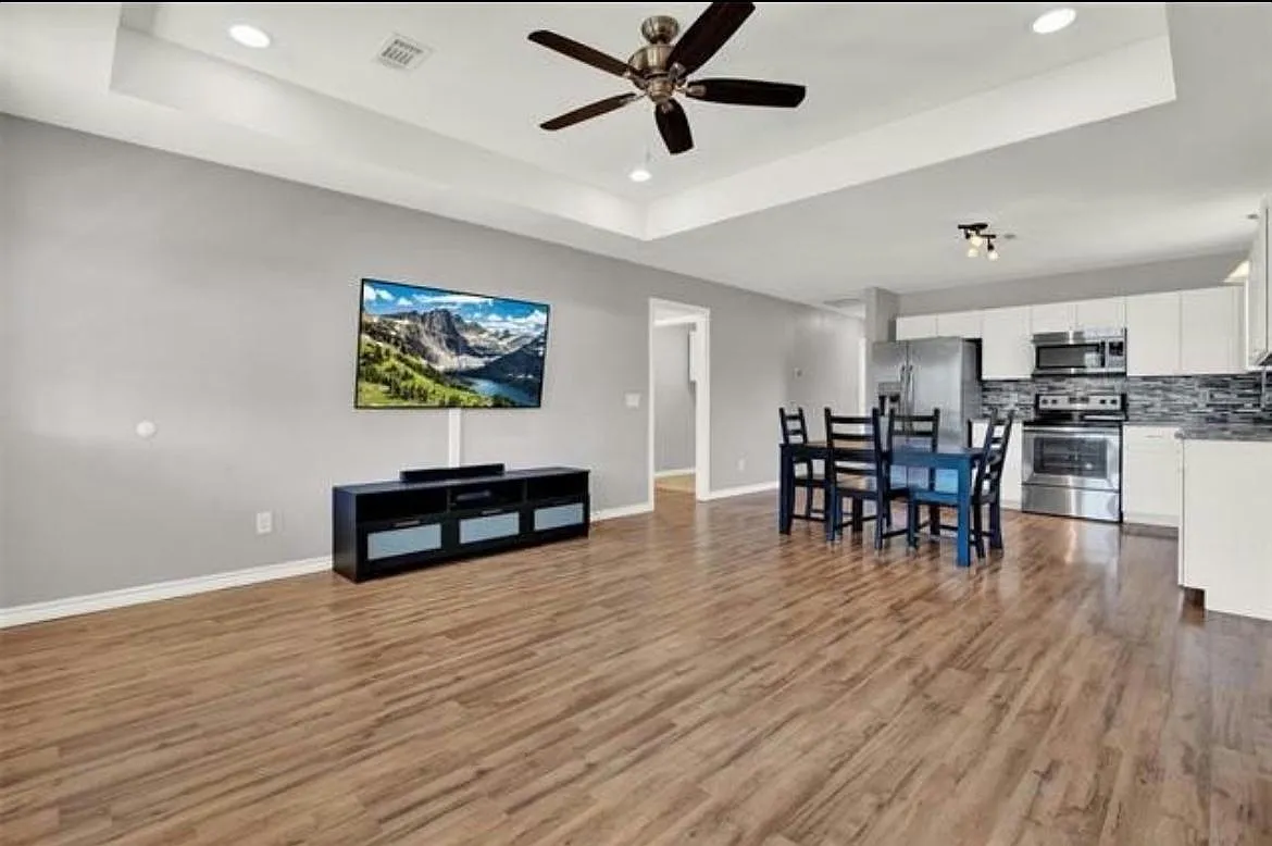 315 W Bond St — Photo 4