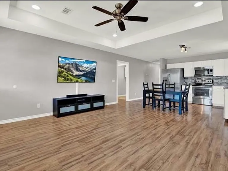 315 W Bond St — Photo 4