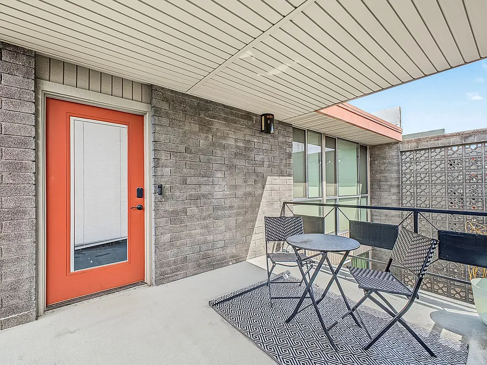 1225 E Medlock Dr #207